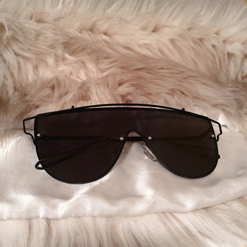 Black sunglasses 🕶